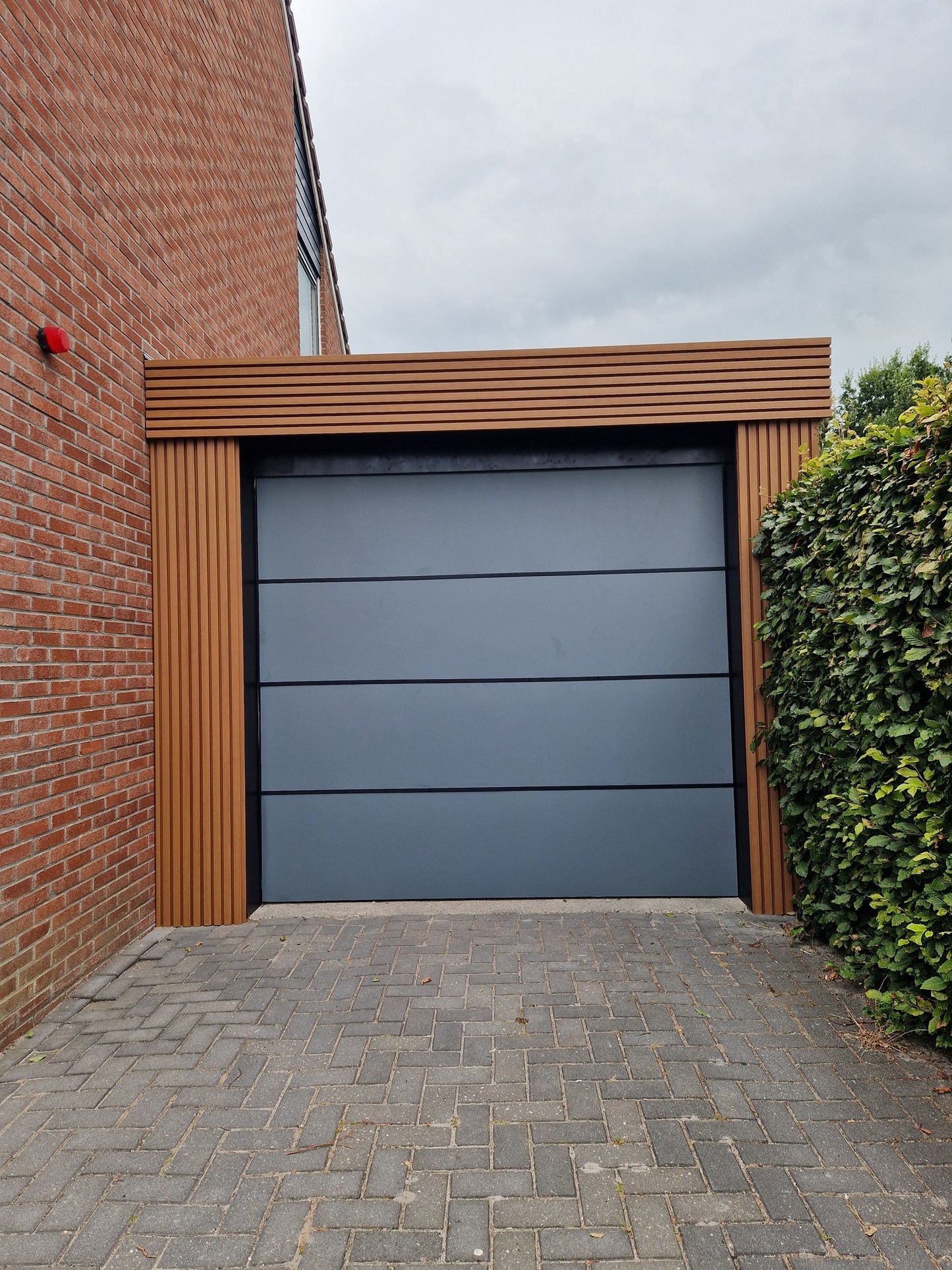 Lichte Teak kleur gevelbekleding voor carport