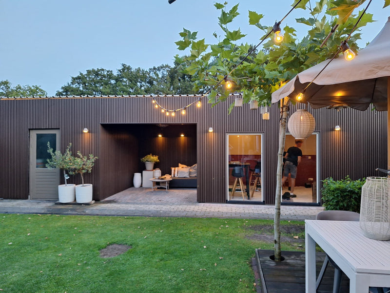 Walnoot kleur composiet gevelbekleding voor grote tuinhuis of bijgebouw