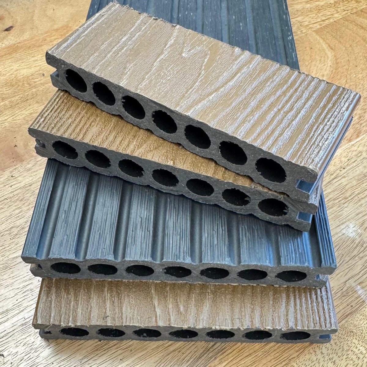 Muster Doppelseitige WPC-Terrassendielen I Golden Teak - Grey