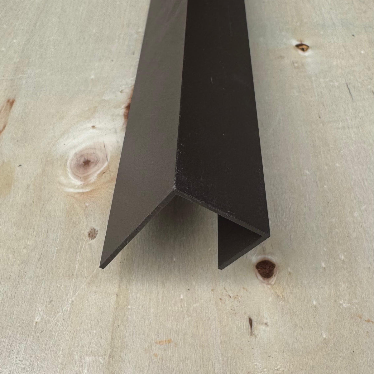 Aluminium U-profile Walnut